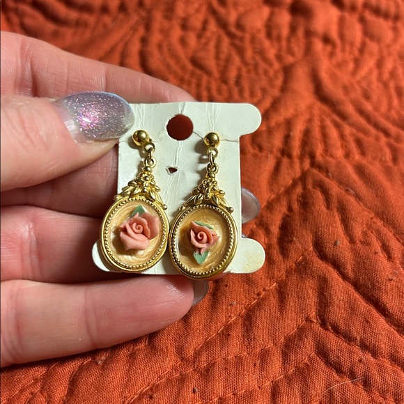Vintage Avon Gold and Pink Rose Earrings - Picture 4 of 4